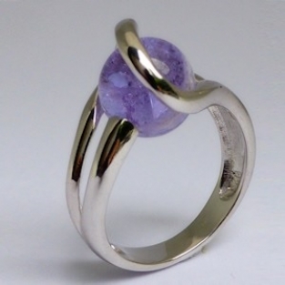 zilveren ring met lila glas asbol